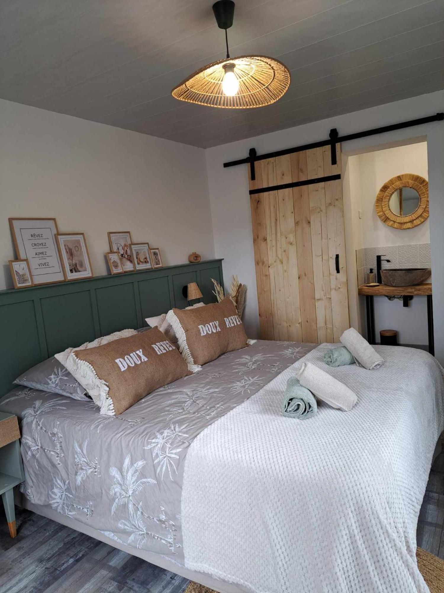 Féron Au Charme D'Antan B&B 외부 사진